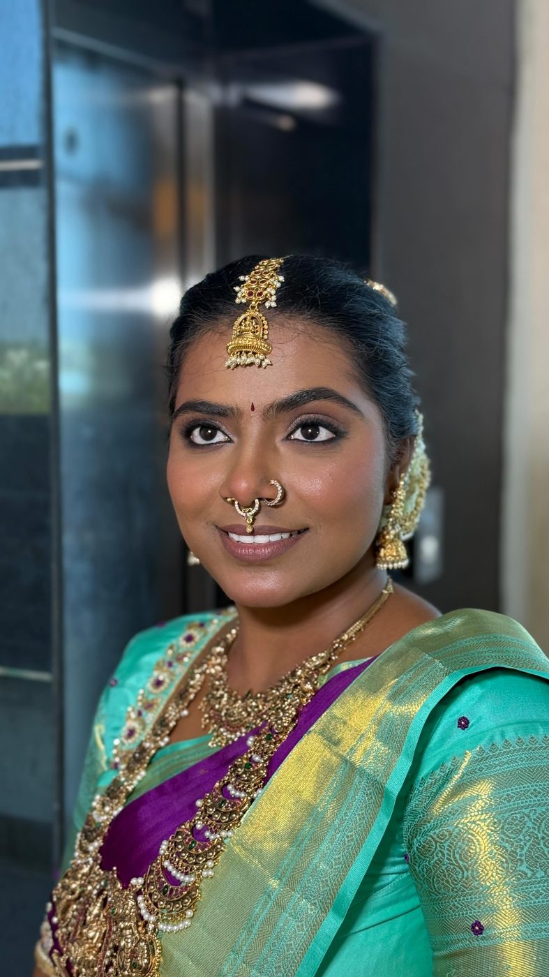 Bride in teal silk saree with gold jewellery