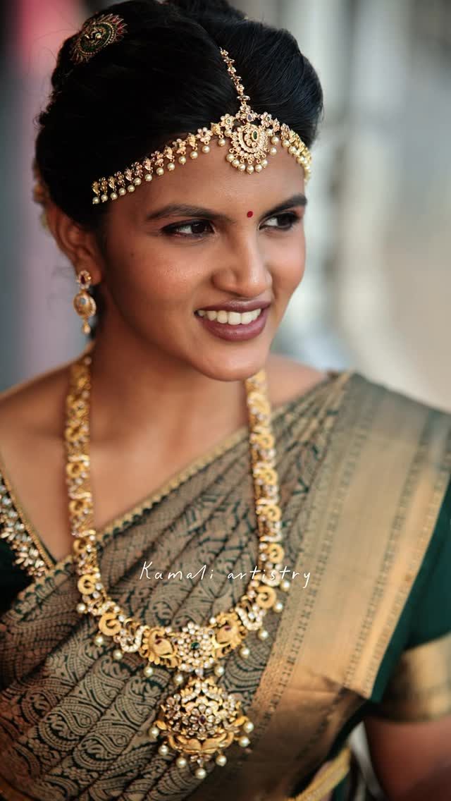 Bride with gold maang tikka and kasu mala